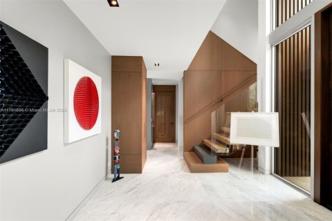House in Key Biscayne, Florida 6 bedrooms, 358.05 sq.m. № 1863657 - photo 16