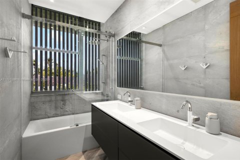 House in Key Biscayne, Florida 6 bedrooms, 358.05 sq.m. № 1863657 - photo 24