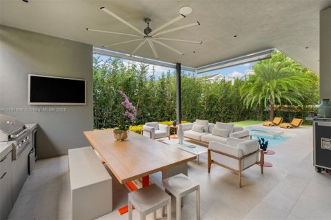 House in Key Biscayne, Florida 6 bedrooms, 358.05 sq.m. № 1863657 - photo 13