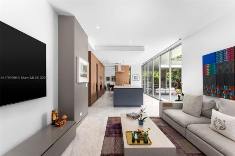 House in Key Biscayne, Florida 6 bedrooms, 358.05 sq.m. № 1863657 - photo 11