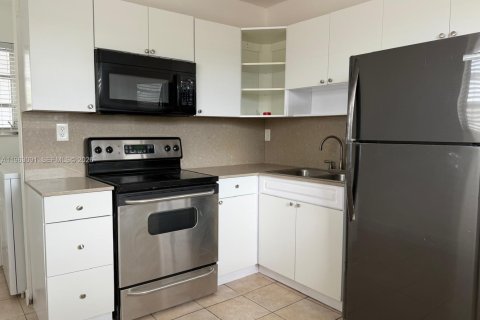 Снять в аренду виллу или дом в Майами, Флорида 4 спальни, 242.94м2, № 2046821 - фото 10