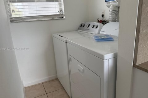 Снять в аренду виллу или дом в Майами, Флорида 4 спальни, 242.94м2, № 2046821 - фото 12