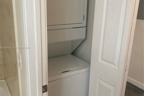 Condo in Miami, Florida, 1 bedroom  № 2362788 - photo 6