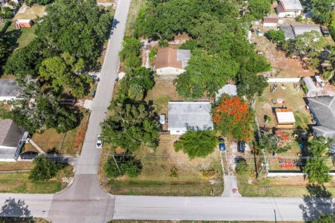 House in Fort Pierce, Florida 4 bedrooms, 196.95 sq.m. № 1224691 - photo 1