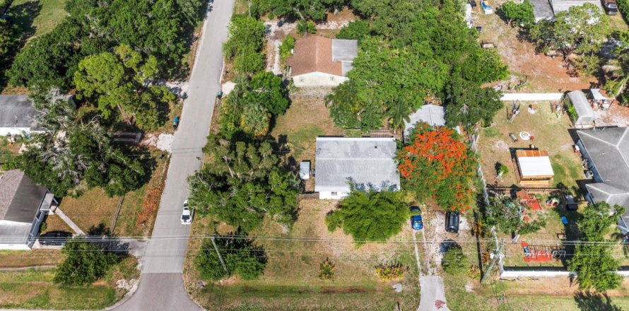 House in Fort Pierce, Florida 4 bedrooms, 196.95 sq.m. № 1224691