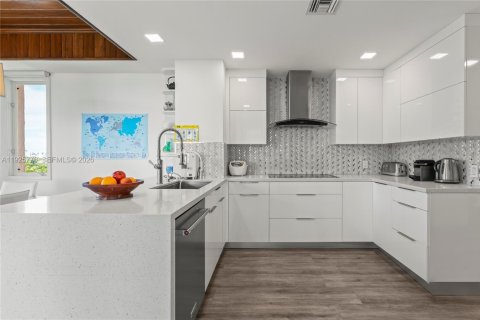 Condo in Miami Beach, Florida, 4 bedrooms  № 2001614 - photo 10