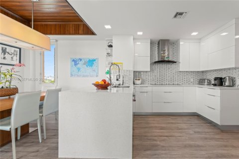 Condo in Miami Beach, Florida, 4 bedrooms  № 2001614 - photo 9