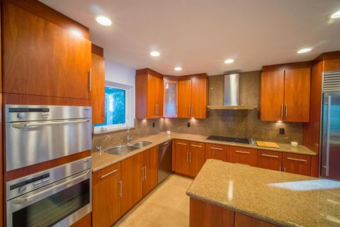 House in Lantana, Florida 4 bedrooms, 357.3 sq.m. № 2081970 - photo 9
