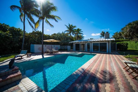 House in Lantana, Florida 4 bedrooms, 357.3 sq.m. № 2081970 - photo 3