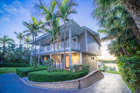 House in Lantana, Florida 4 bedrooms, 357.3 sq.m. № 2081970