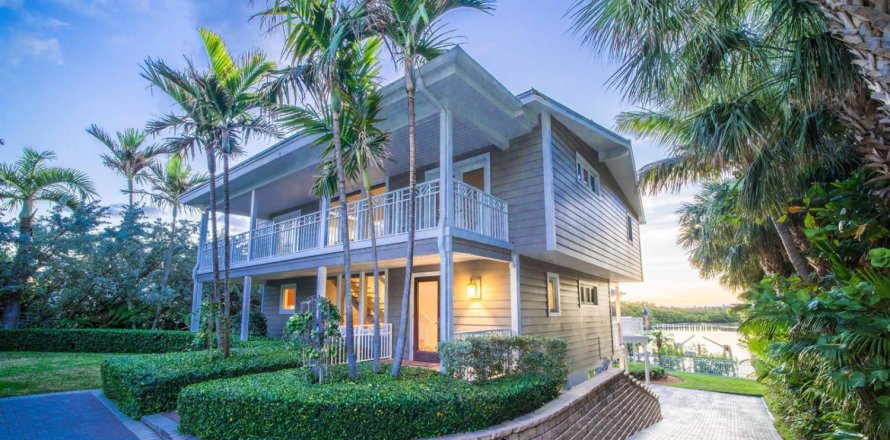 House in Lantana, Florida 4 bedrooms, 357.3 sq.m. № 2081970