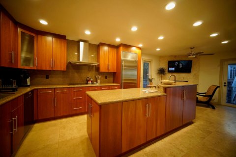 House in Lantana, Florida 4 bedrooms, 357.3 sq.m. № 2081970 - photo 8