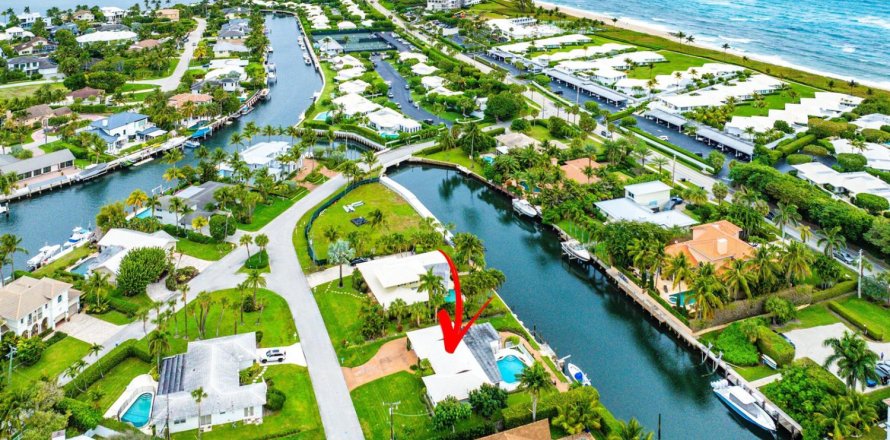 House in Ocean Ridge, Florida 2 bedrooms, 135.64 sq.m. № 2087678