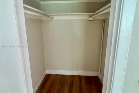 Apartment in Pinecrest, Florida 1 bedroom, 1477.7 sq.m. № 1951124 - photo 12