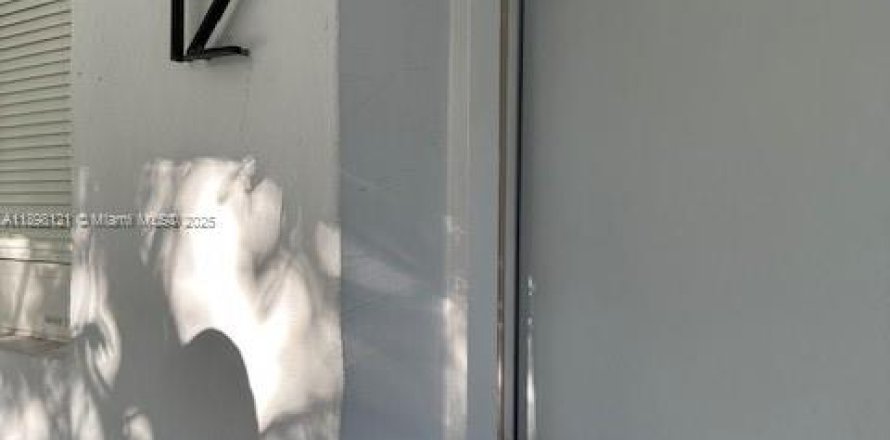 Apartment in Pinecrest, Florida 1 bedroom, 1477.7 sq.m. № 1951124