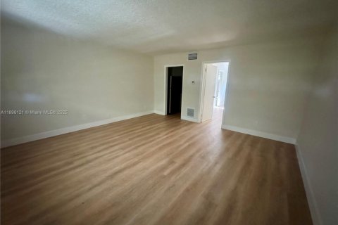 Apartment in Pinecrest, Florida 1 bedroom, 1477.7 sq.m. № 1951124 - photo 7