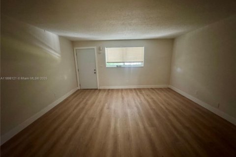 Apartment in Pinecrest, Florida 1 bedroom, 1477.7 sq.m. № 1951124 - photo 6