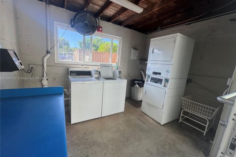 Apartment in Pinecrest, Florida 1 bedroom, 1477.7 sq.m. № 1951124 - photo 18