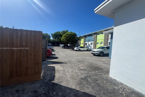 Apartment in Pinecrest, Florida 1 bedroom, 1477.7 sq.m. № 1951124 - photo 17