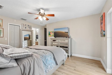 House in Brandon, Florida 3 bedrooms, 145.39 sq.m. № 2101602 - photo 13