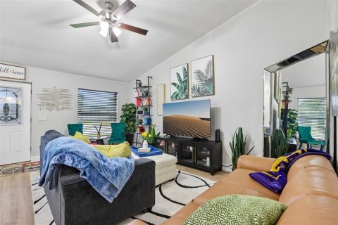 House in Brandon, Florida 3 bedrooms, 145.39 sq.m. № 2101602 - photo 4