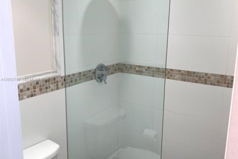 Condo in Miami Beach, Florida, 1 bedroom № 2264848 - photo 11