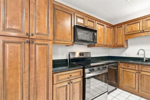 Condo in Tampa, Florida, 2 bedrooms  № 2419639 - photo 16