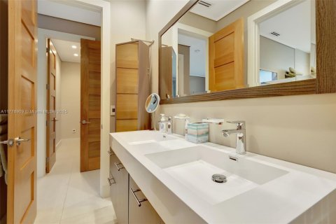 House in Miami Shores, Florida 4 bedrooms, 430.51 sq.m. № 1708347 - photo 26