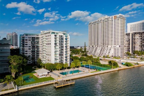Condominio en alquiler en Miami, Florida, 1 dormitorio, 72.37 m2 № 2026046 - foto 2