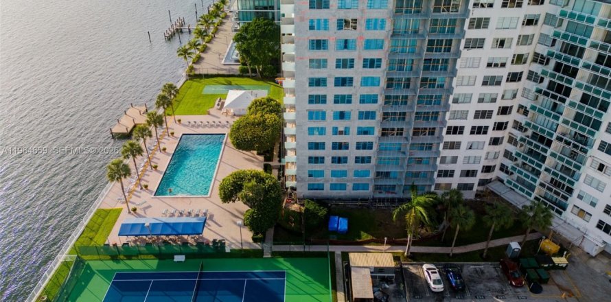 Condominio en Miami, Florida, 1 dormitorio  № 2026046