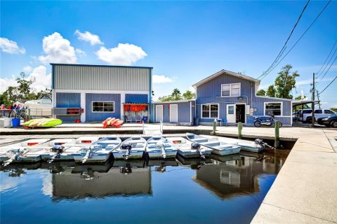 Commercial property in Weeki Wachee, Florida № 1407910 - photo 1