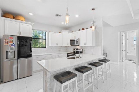House in Lehigh Acres, Florida 3 bedrooms, 153.85 sq.m. № 1530589 - photo 6