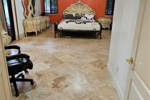 House in Miami, Florida 5 bedrooms, 379.13 sq.m. № 1868736 - photo 6