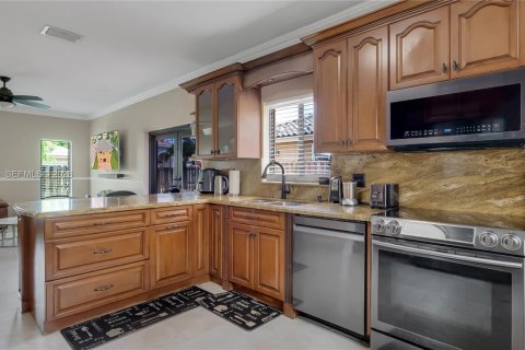 Купить виллу или дом в Пемброк-Пайнс, Флорида 4 спальни, 195.65м2, № 2066794 - фото 17