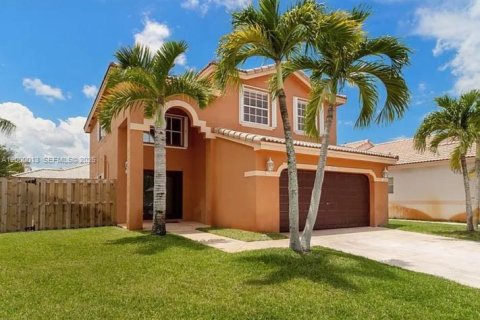 House in Pembroke Pines, Florida 4 bedrooms, 195.65 sq.m. № 2066794