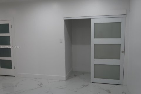 Снять в аренду коммерческую недвижимость в Хайалиа, Флорида 1 спальня, 52.03м2, № 2086326 - фото 7