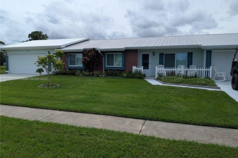 House in Palm Bay, Florida 4 bedrooms, 260.13 sq.m. № 1945137 - photo 3