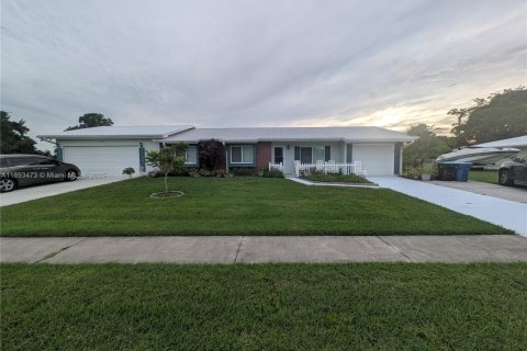 House in Palm Bay, Florida 4 bedrooms, 260.13 sq.m. № 1945137 - photo 12