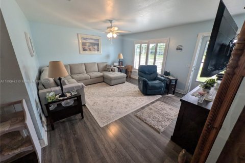 House in Palm Bay, Florida 4 bedrooms, 260.13 sq.m. № 1945137 - photo 29