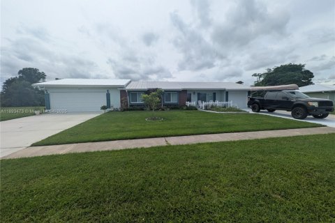 House in Palm Bay, Florida 4 bedrooms, 260.13 sq.m. № 1945137 - photo 1