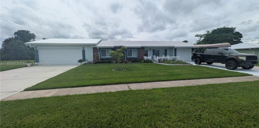 House in Palm Bay, Florida 4 bedrooms, 260.13 sq.m. № 1945137