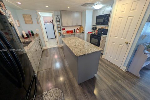 House in Palm Bay, Florida 4 bedrooms, 260.13 sq.m. № 1945137 - photo 10