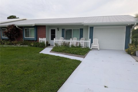 House in Palm Bay, Florida 4 bedrooms, 260.13 sq.m. № 1945137 - photo 11