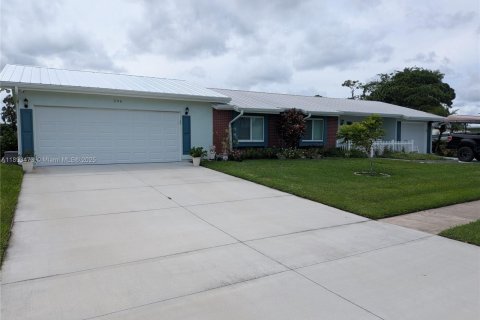 House in Palm Bay, Florida 4 bedrooms, 260.13 sq.m. № 1945137 - photo 9