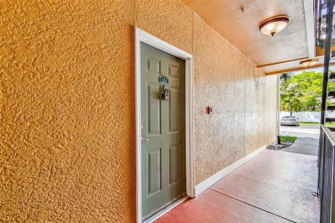 Condominio en alquiler en Tampa, Florida, 2 dormitorios, 107.58 m2 № 1916541 - foto 4