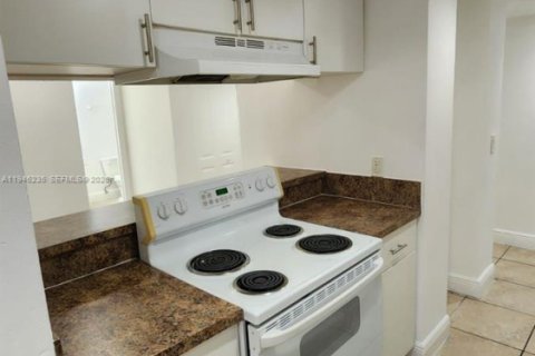 Condo in Pompano Beach, Florida, 3 bedrooms № 2152898 - photo 7