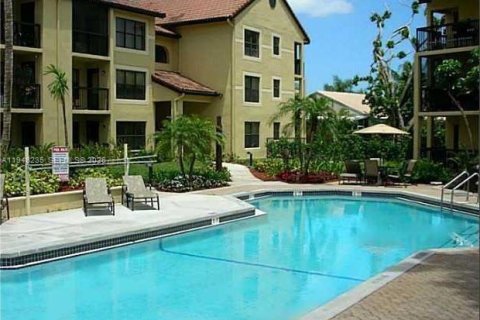 Condo in Pompano Beach, Florida, 3 bedrooms № 2152898 - photo 1