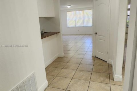 Condo in Pompano Beach, Florida, 3 bedrooms № 2152898 - photo 10