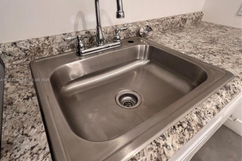 Casa en alquiler en Miami, Florida, 1 dormitorio, 46.45 m2 № 2011504 - foto 10