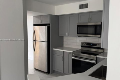 Copropriété à louer à Coral Gables, Floride: 2 chambres, 84.54 m2 № 1946451 - photo 1